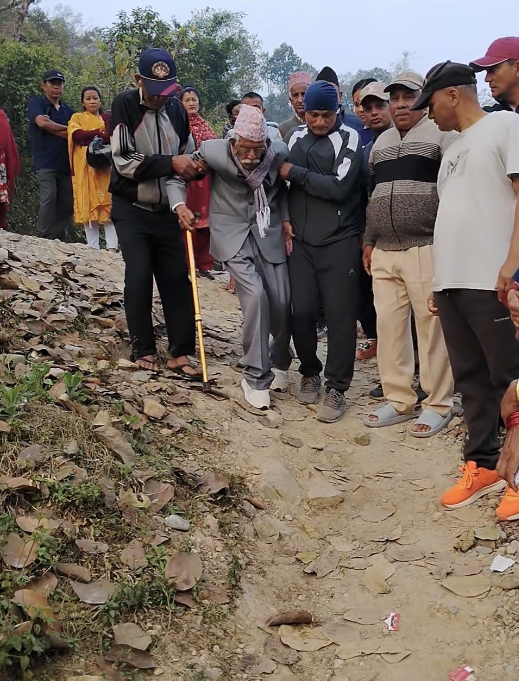 १०७ वर्षीय ज्येष्ठ नागरिकद्वारा मतदान